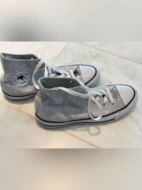 Converse 7.5W High Top Sneakers in Light Gray Polka Dot